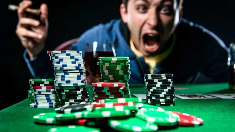 Ván bài Bluff trong poker là đánh lừa đối thủ để chiếm ưu cho mình
